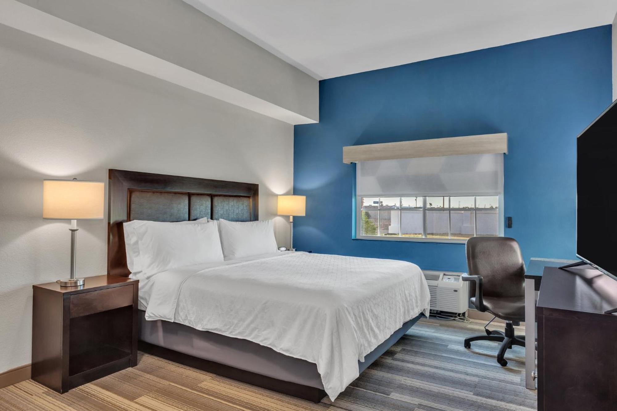 Express & By Ihg Hotel 2*